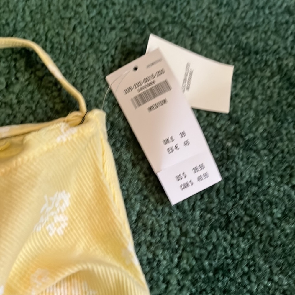 2 NWT MEDIUM HOLLISTER TANKS - Picture 5 of 7